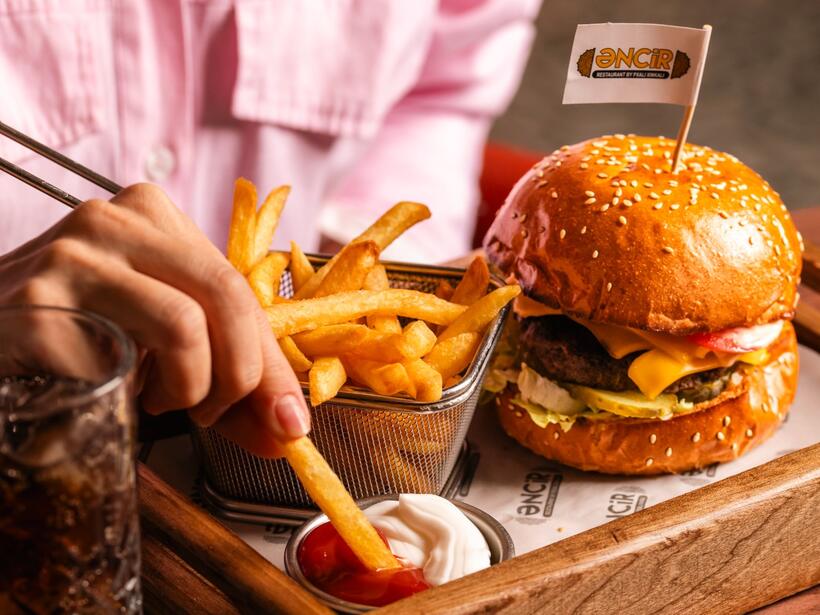 Cheeseburger — Əncir Restaurant